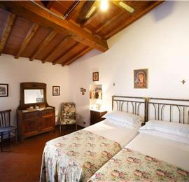 A selection of 2-3 bedroom apartments with shared pool near Florence, Sleeps 4-6